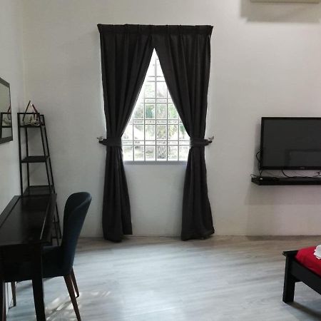 Roomstay Hj Esmon Parit Raja Uthm Extérieur photo